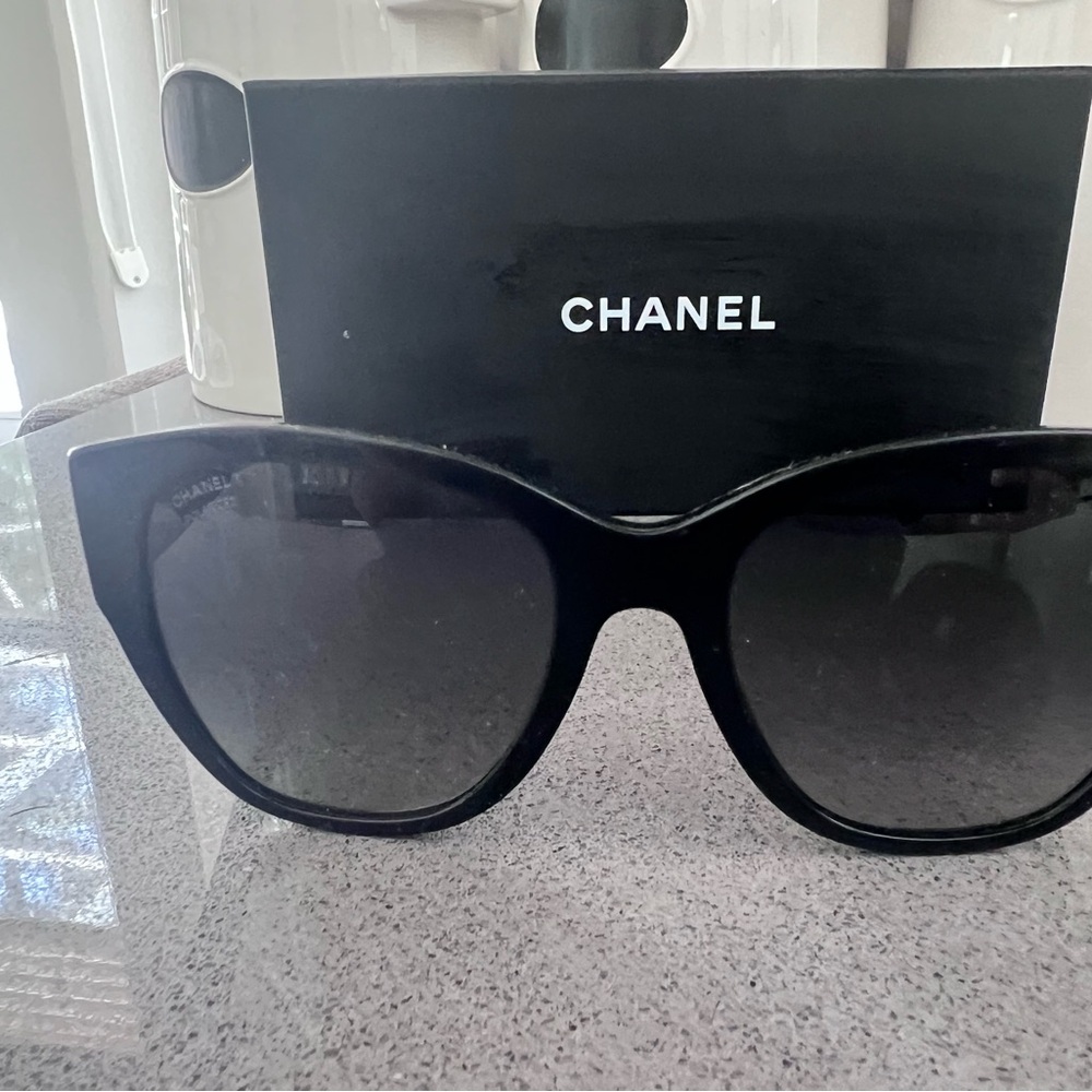 Chic Black Polarized Sunglasses